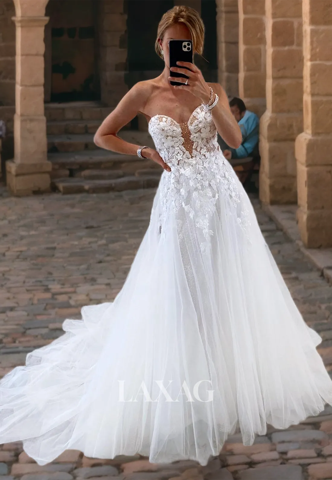 Sleeveless Sweetheart Chapel Train A-Line Applique Tulle Strapless Beach Wedding Dress